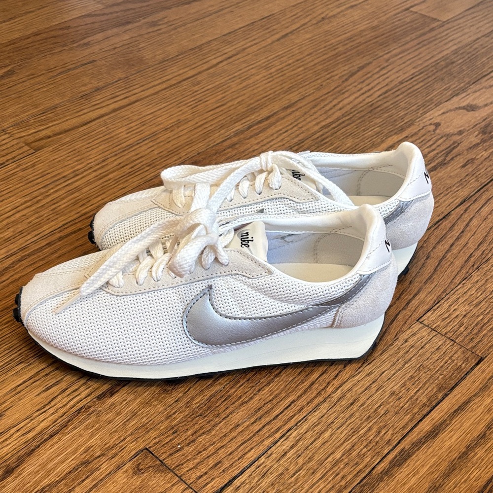 Nike Women's White and Silver Mesh Sneakers